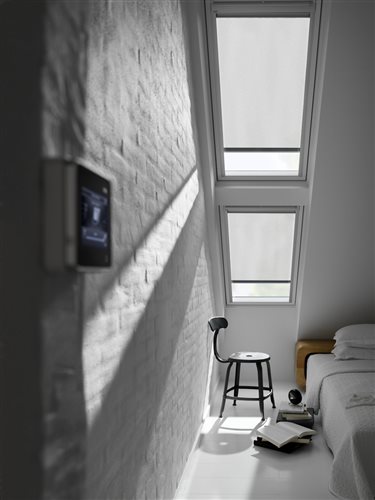 screenova-roleta-velux-elektrickym-dialkovym-ovladanim-2.jpg